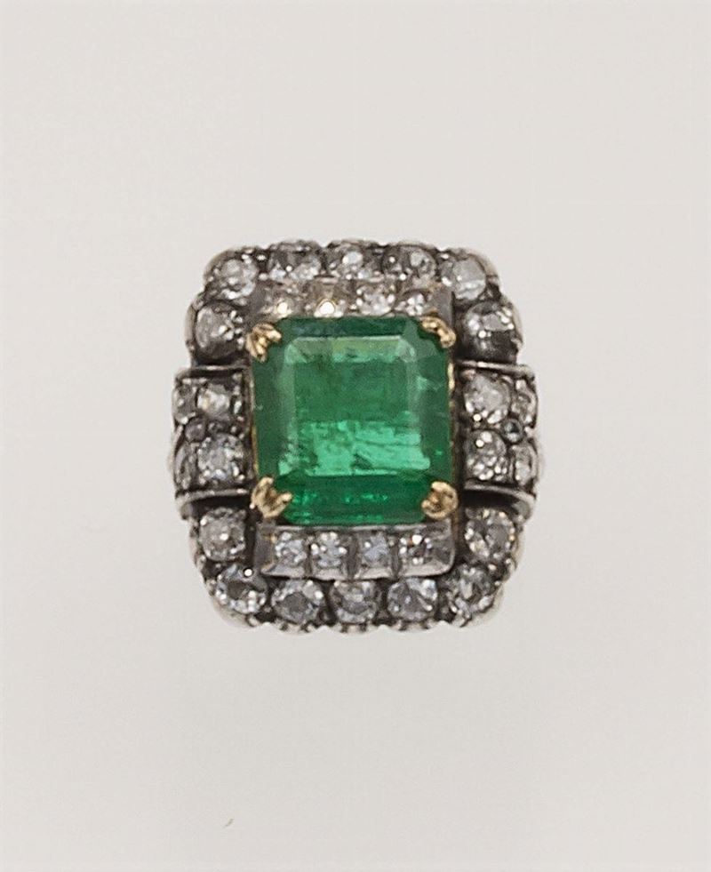 Anello con smeraldo Brasile di ct 3,40 circa, diamanti di vecchio taglio a contorno  - Asta Fine Jewels - Cambi Casa d'Aste