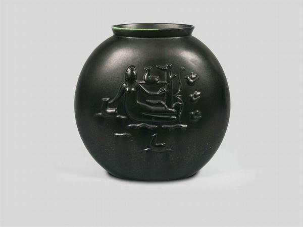 Angelo Biancini, Società Ceramica Italiana, Laveno, 1940 ca. A large earthenware ceramics vase with charcoal black glaze and a figure of a woman in relief