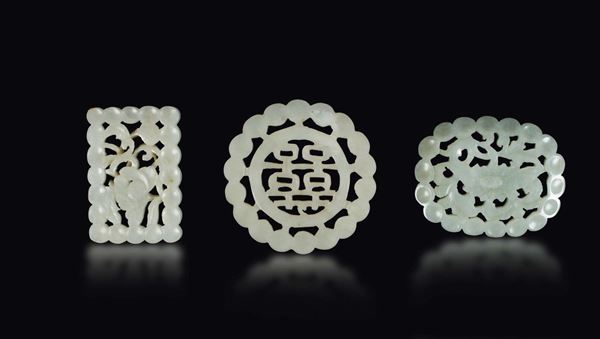 Lotto di tre placche traforate in giada bianca, Cina, Dinastia Qing, XIX secolo