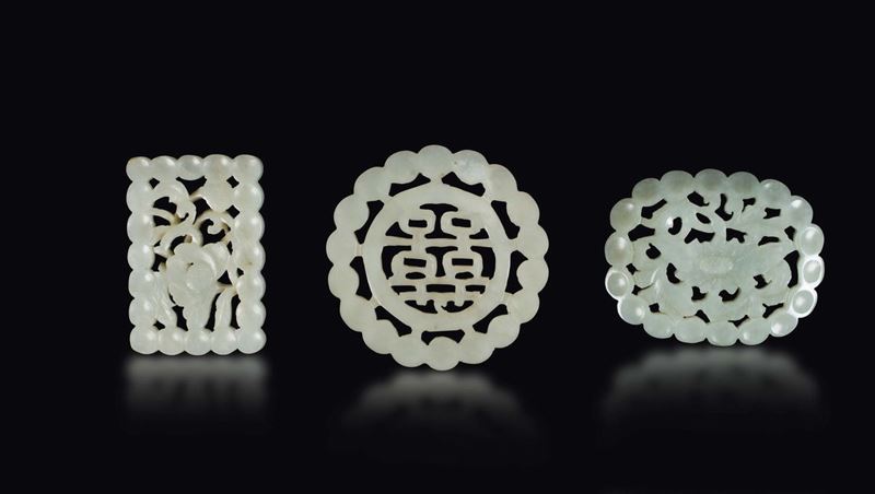 Lotto di tre placche traforate in giada bianca, Cina, Dinastia Qing, XIX secolo  - Asta Fine Chinese Works of Art - Cambi Casa d'Aste