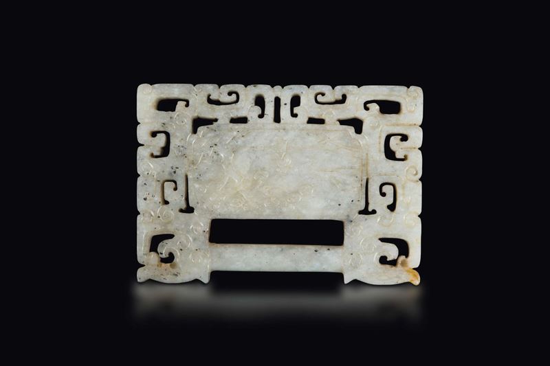 An archaic style white and russet jade belt buckle, China, Qing Dynasty, 19th century  - Auction Fine Chinese Works of Art - Cambi Casa d'Aste