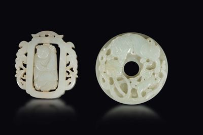 Un Disco Bi con Decoro a Rilievo ed una Giada Bianca con Fanciullo Girevole, Cina, Dinastia Qing,...