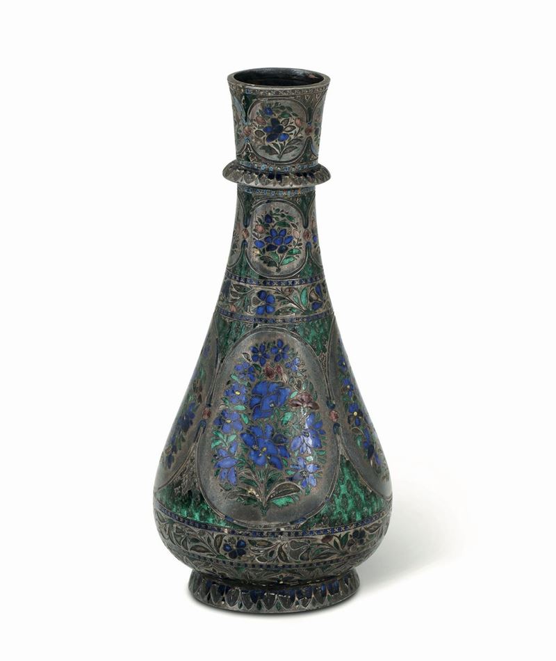 Vaso a foggia di bottiglia in argento con decoro a smalti policromi, Persia, XIX secolo  - Asta Scultura e Oggetti d'Arte - Cambi Casa d'Aste