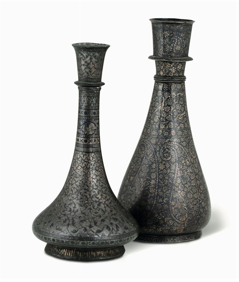 Due bottiglie in peltro argentato, una modellata a rilievo, decoro niellato, Persia , fine XVII, inizio XVIII secolo  - Asta Scultura e Oggetti d'Arte - Cambi Casa d'Aste