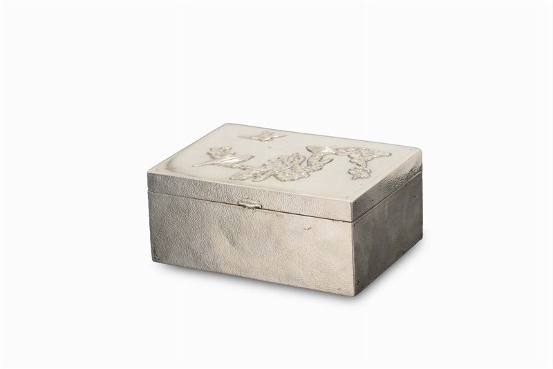 A silver box with birds in relief, China, early 20th century  - Auction Chinese Works of Art - Cambi Casa d'Aste