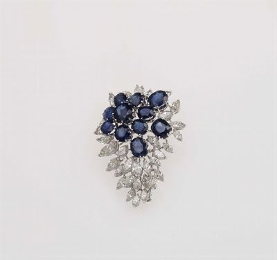 Spilla con Zaffiri di Ct 12,00 Circa e Diamanti Taglio Navette per Ct 8,50 Circa