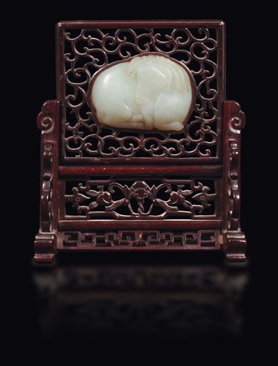 Paravento da Tavolo in Legno con Placca in Giada Bianca Raffigurante Cavallo, Cina, Dinastia Qing...