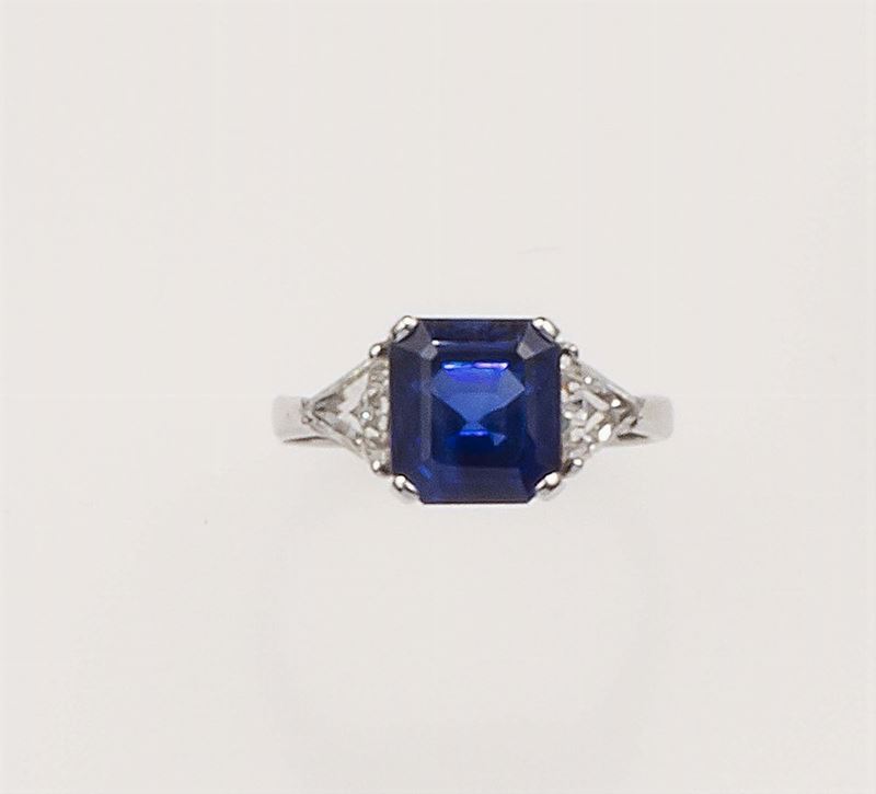 Anello con zaffiro di ct 3,99 e due diamanti  - Asta Fine Jewels - Cambi Casa d'Aste