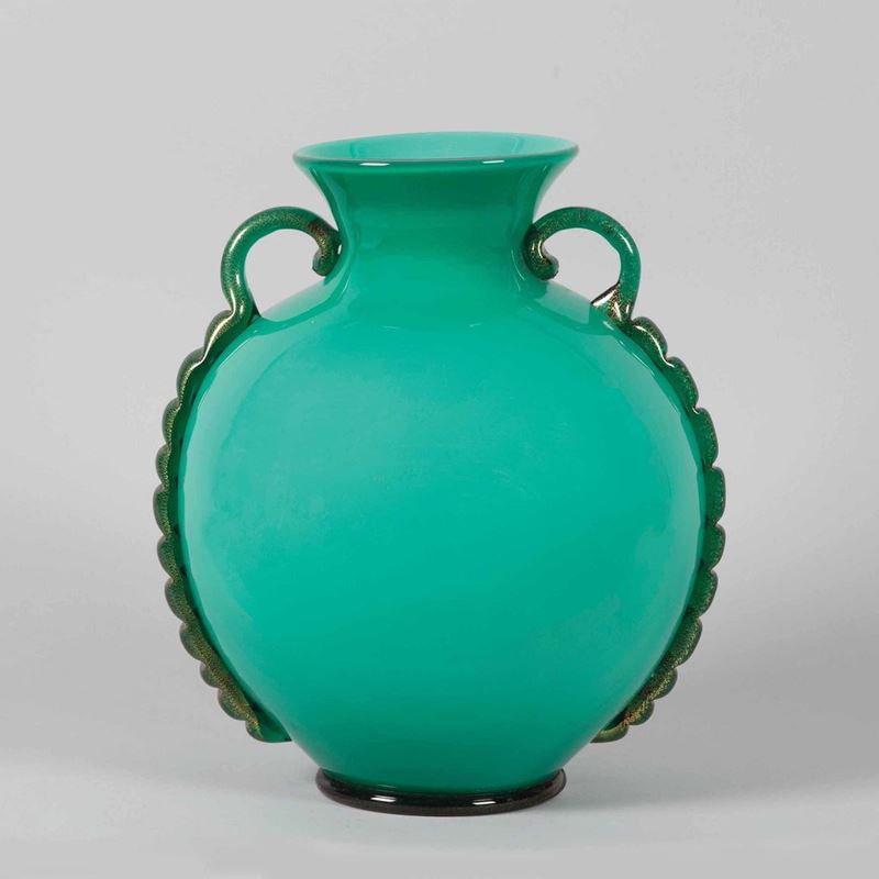 Ferro Toso Seguso, Murano, 1935 ca. A large amphora vase in cased green glass with applied coiled handles and base with gold leaf  - Auction Murano '900 - II - Cambi Casa d'Aste