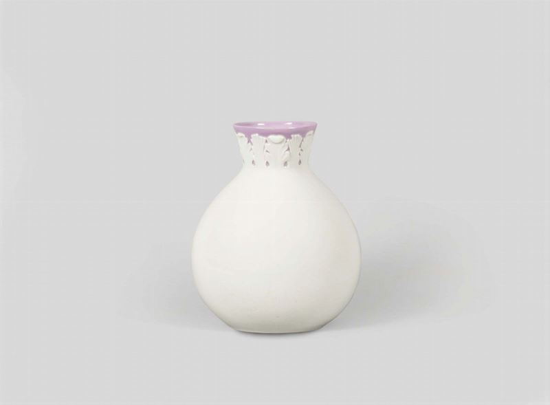 Giovanni Gariboldi, Richard Ginori, Milano, 1940 ca. A large pear-shaped oval porcelain vase with a decor of leaves on the neck  - Auction 20th Century Decorative Arts - I - Cambi Casa d'Aste