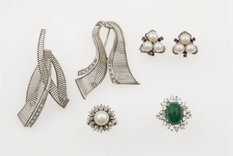 Gold, diamond, emerald, ruby and cultured pearl lot of jewels  - Auction Jewels - Cambi Casa d'Aste