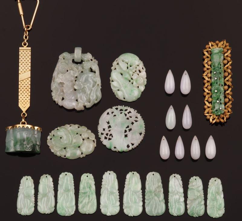 Lotto giadeiti verdi, viola, un portachiave ed una spilla  - Asta Fine Coral Jewels - Cambi Casa d'Aste