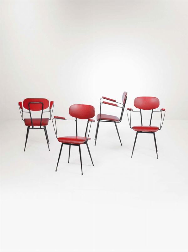 Quattro sedie con braccioli. Struttura in metallo verniciato e rivestimento in skai.