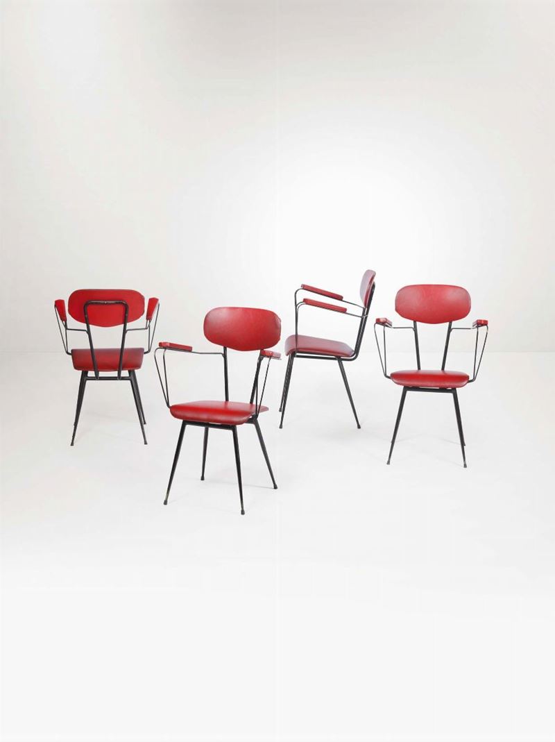 Quattro sedie con braccioli. Struttura in metallo verniciato e rivestimento in skai.  - Auction Design - Cambi Casa d'Aste