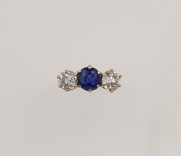 Anello con zaffiro Kashmir di ct 2,50 circa con due diamanti