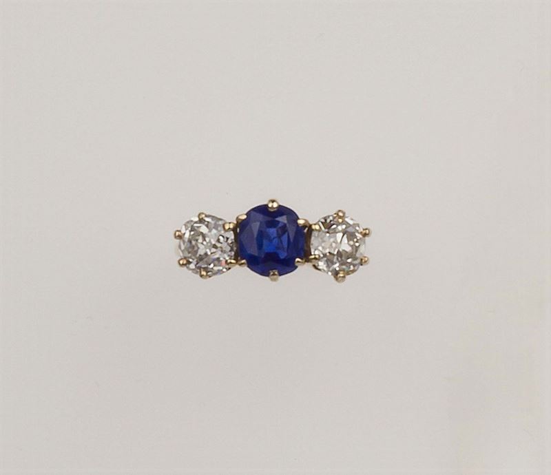 Anello con zaffiro Kashmir di ct 2,50 circa con due diamanti  - Asta Fine Jewels - Cambi Casa d'Aste