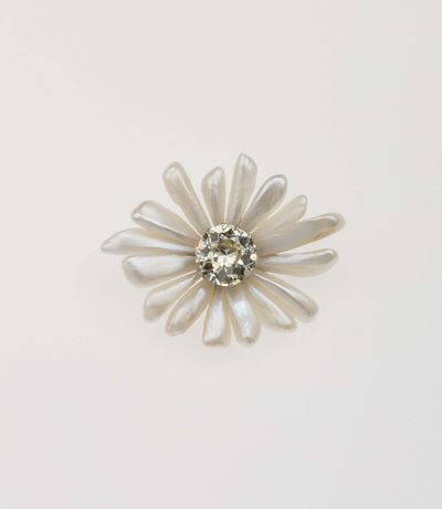 Spilla Margherita con Diamante di Vecchio Taglio di Ct 4,62 e Perle