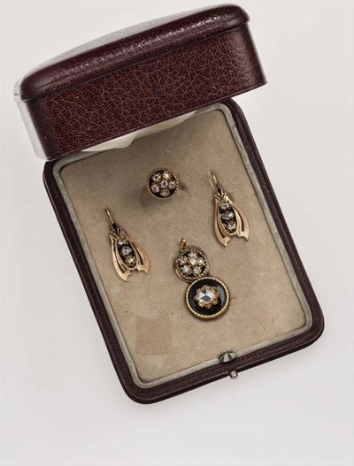 Parure Composta da Pendente, Orecchini ed Anello con Smalto Nero e Rose D'olanda