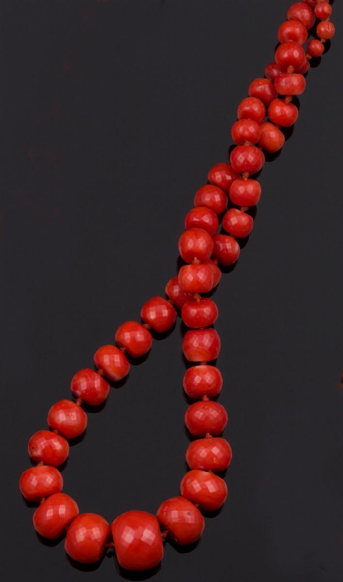 Collana in corallo rosso, a boules scalari  - Asta Fine Coral Jewels - Cambi Casa d'Aste