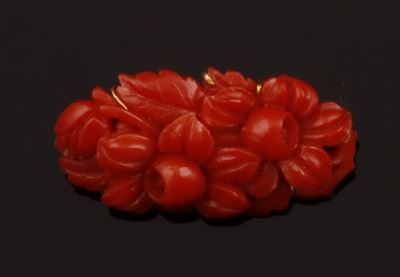 Spilla a Motivo Floreale in Corallo Rosso