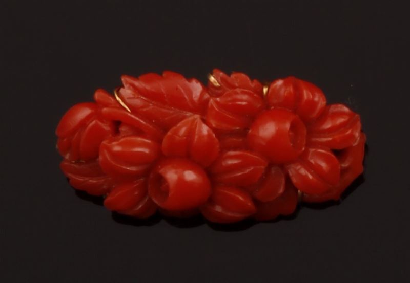 Spilla a motivo floreale in corallo rosso  - Asta Fine Coral Jewels - Cambi Casa d'Aste