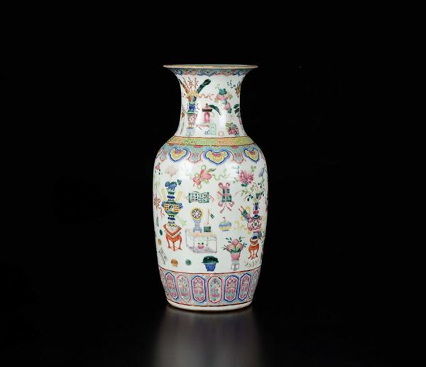 Vaso in porcellana a smalti policromi a decoro naturalistico, Cina, Dinastia Qing, XIX secolo