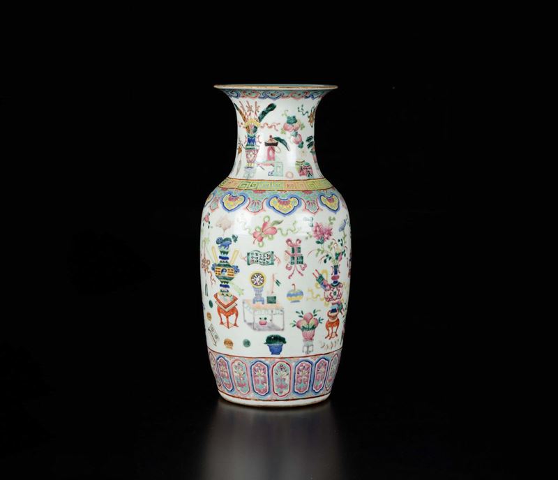 Vaso in porcellana a smalti policromi a decoro naturalistico, Cina, Dinastia Qing, XIX secolo  - Asta Chinese Works of Art - Cambi Casa d'Aste