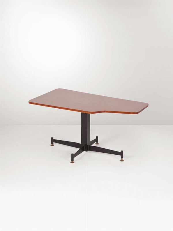 Tavolo basso con struttura in metallo laccato, puntali in ottone e piano in legno.