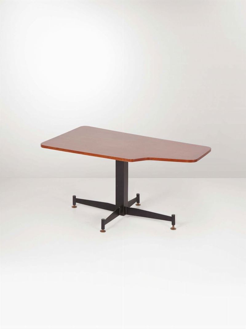 Tavolo basso con struttura in metallo laccato, puntali in ottone e piano in legno.  - Auction Design - Cambi Casa d'Aste