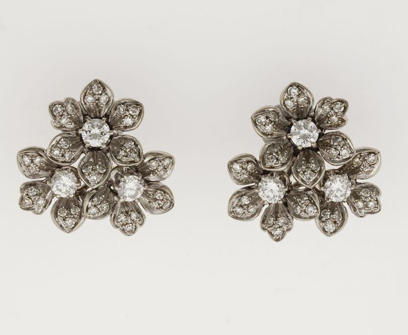 Orecchini a soggetto floreale con diamanti  - Auction Jewels - Timed Auction - Cambi Casa d'Aste