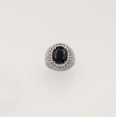 Anello con Zaffiro di Ct 6,30 Circa e Pavé di Diamanti