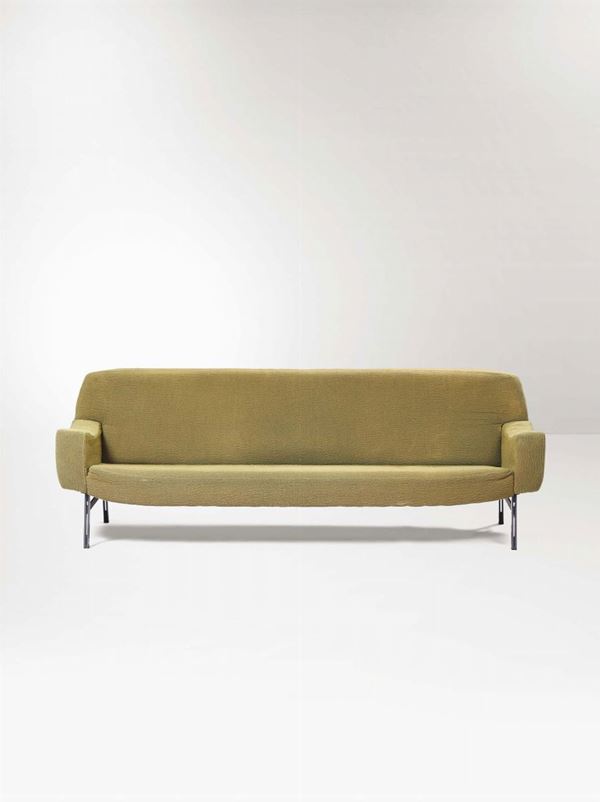 Salotto composto da due poltrone e un divano. Struttura in legno e rivestimenti in tessuto.