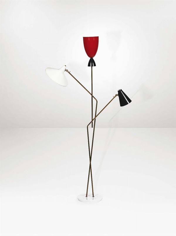 Lampada da terra con base in marmo, struttura in ottone e diffusori in alluminio laccato.