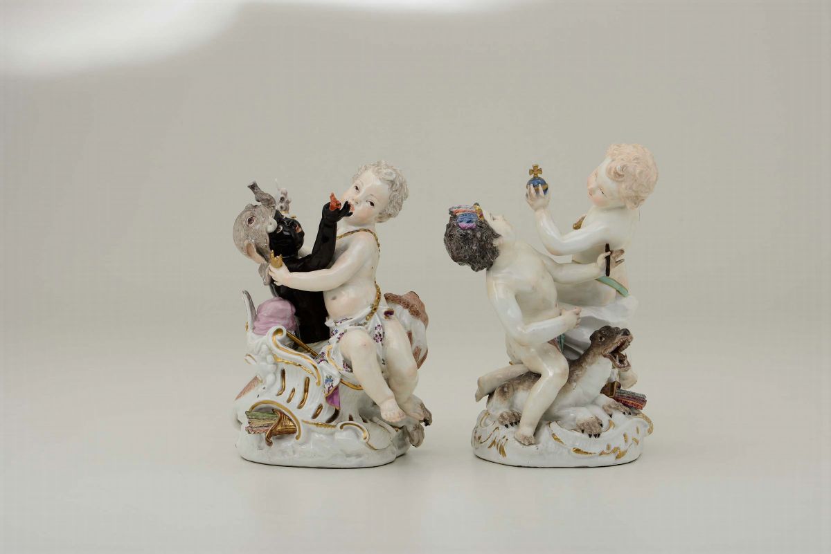 Coppia di Gruppi Raffiguranti i Quattro Continenti Meissen, 1755 Circa Modello di Friedrich Elias...