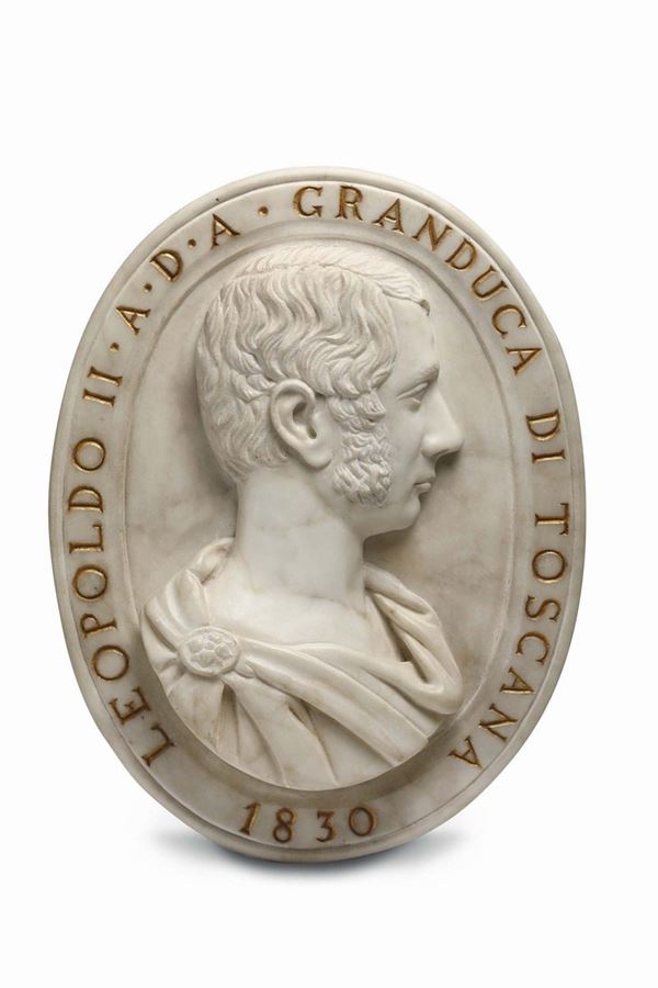 An oval with the profile of emperor Leopold II in carved and gilded white marble. Neoclassical sculptor from Tuscany, second quarter of the 19th century close to Lorenzo Bartolini