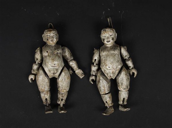 Coppia di marionette in legno con tracce di policromia, Cina, XIX secolo