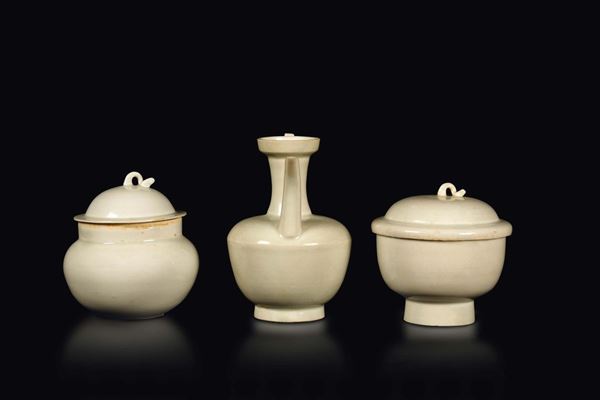 A small Ching Te Chen Chun Shan porcelain pitcher and two bowls, Song Dinasty (960-1279)