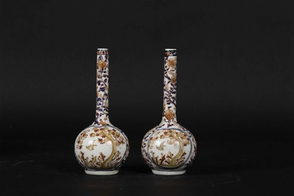 Coppia di vasi a bottiglia in porcellana con decoro floreale e paesaggio entro riserve, Cina XX secolo