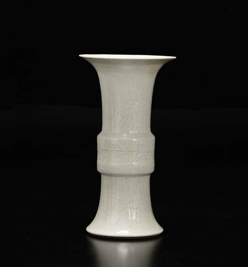 Vaso in porcellana Blanc de Chine, Cina, Dinastia Qing, XIX secolo  - Asta Chinese Works of Art - Cambi Casa d'Aste
