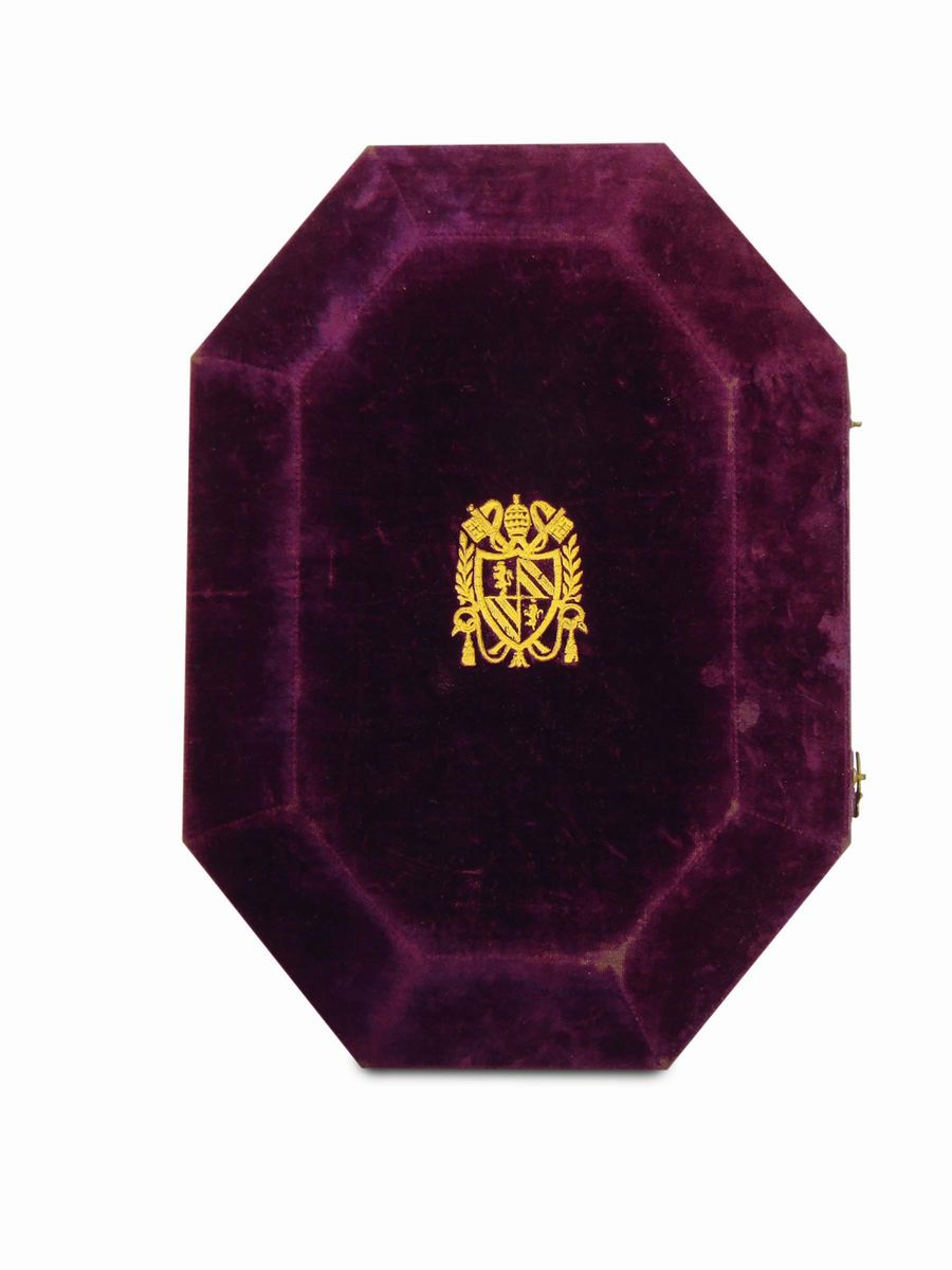 Importante Compendio con Placca in Avorio Scolpito Ad Altorilievo con Raffigurazione di Gesù Bamb...