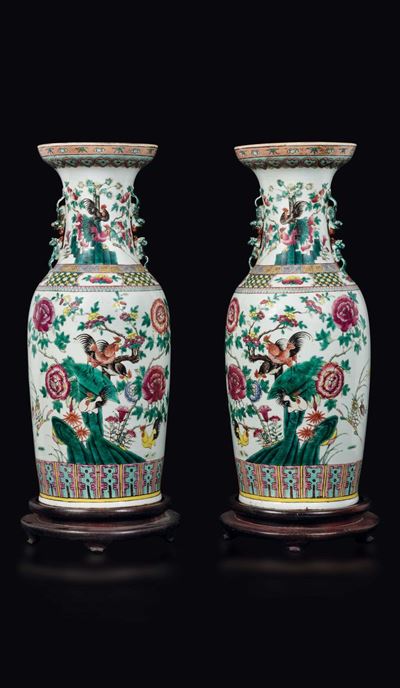 Coppia di Vasi in Porcellana a Smalti Policromi con Raffigurazione di Galli tra Fiori, Cina, Dina...