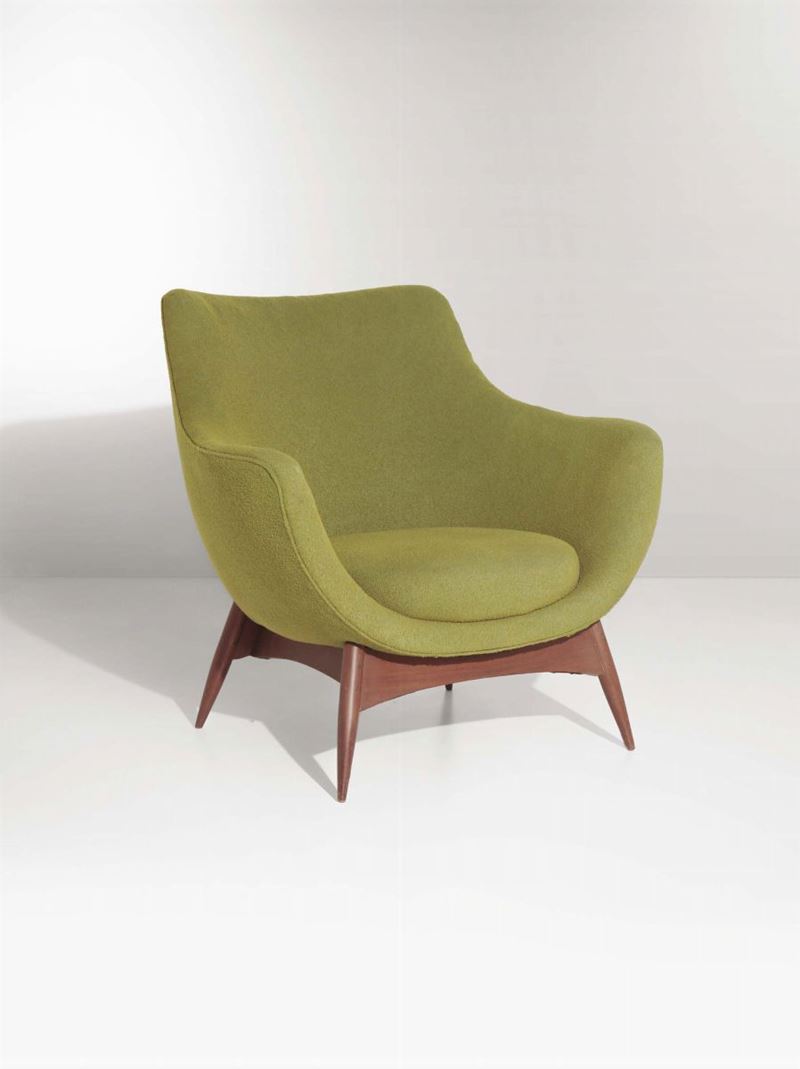 Poltrona con supporto in legno lucido. Struttura in legno e rivestimento in tessuto.  - Auction Design - Cambi Casa d'Aste