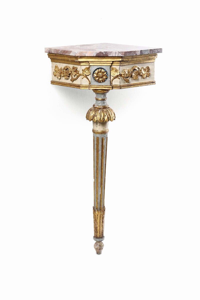 Consolina angolare in legno intagliato, laccato e dorato, fine XVIII secolo  - Asta Antiquariato - Cambi Casa d'Aste