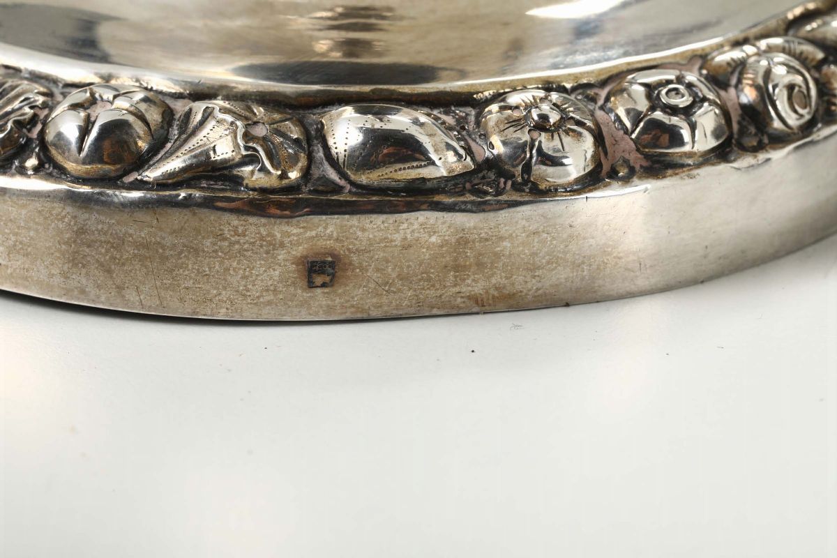 Coppia di Candelieri in Argento Fuso, Sbalzato e Cesellato. Napoli, Metà del XIX Secolo, Marchio ...