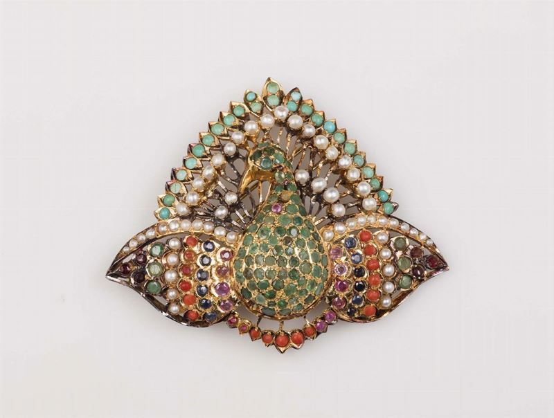 Indian style peacock brooch. Multi-coloured stones and pearls set in 750 yellow gold. Made in Italy in the first half of the 20th century  - Auction Fine Jewels - Cambi Casa d'Aste