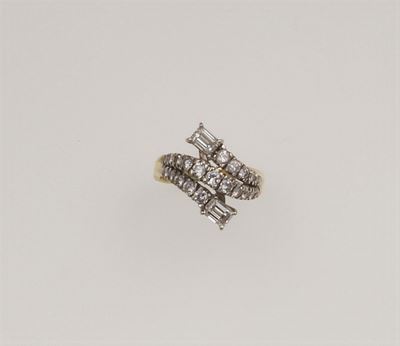 Anello con Due Diamanti Taglio Smeraldo e Diamanti Taglio Brillante