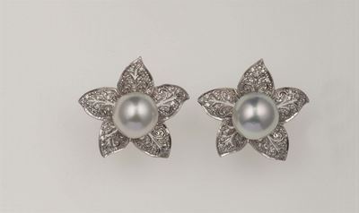 Orecchini a Soggetto Floreale con Perla Australia