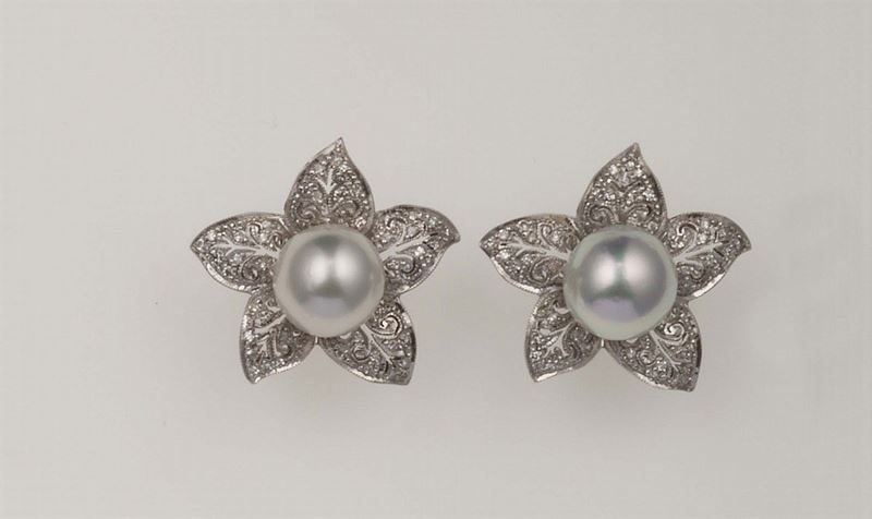 Orecchini a soggetto floreale con perla Australia  - Asta Fine Jewels - Cambi Casa d'Aste