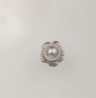 Anello con Perla Australia e Piccoli Diamanti