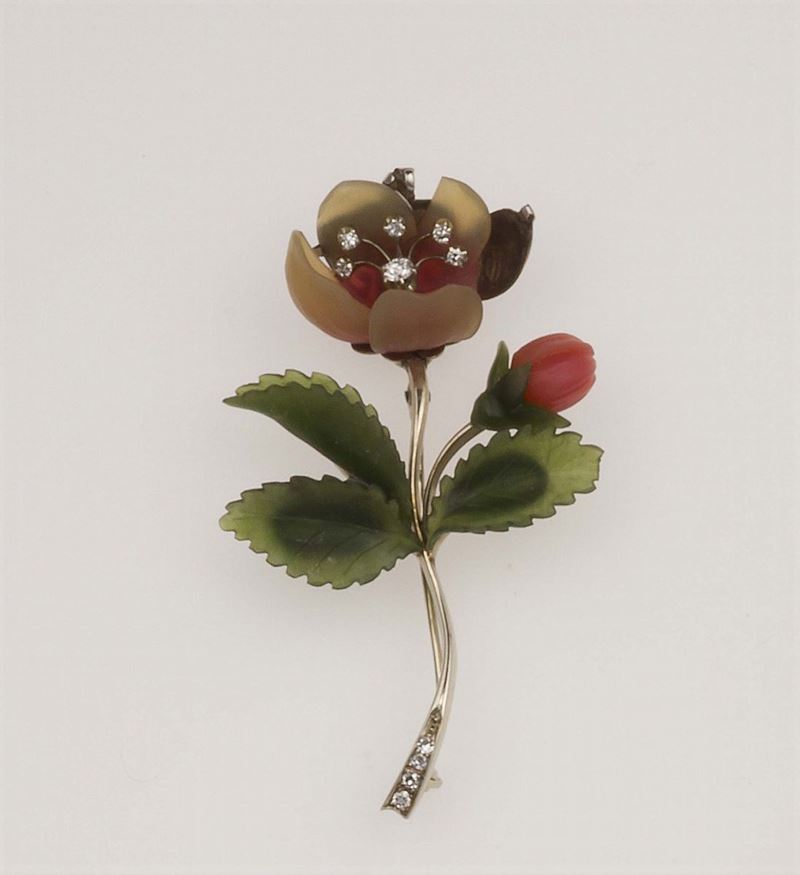 Spilla a soggetto floreale in giadeite e con piccoli diamanti  - Asta Fine Jewels - Cambi Casa d'Aste